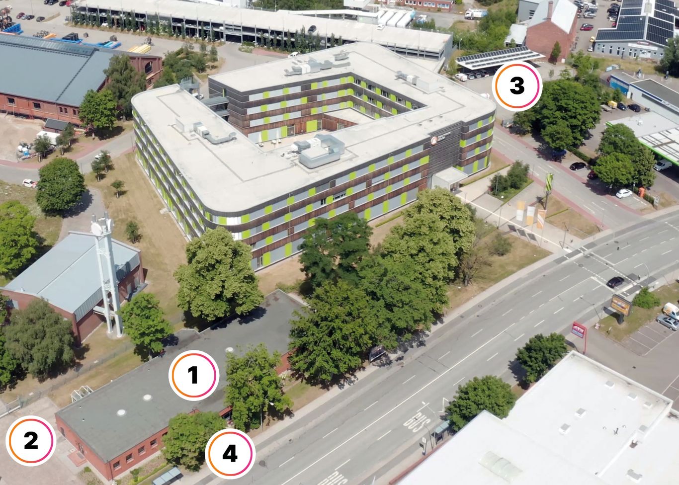Luftbild der Medienwerkstatt (1), den Parkplätzen (2, 3) und der Bushaltestelle (4)