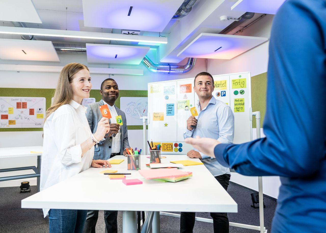 Mitarbeiter der Stadtwerke Lübeck GmbH in einem Teammeeting