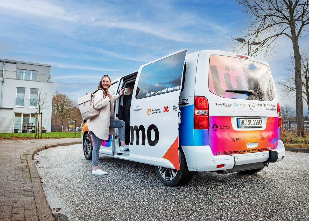 Junge Frau steigt ins lümo