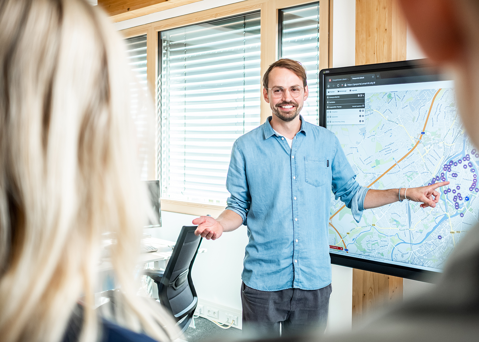 Digitalisierung: Mann präsentiert Smart City Plattform von Lübeck