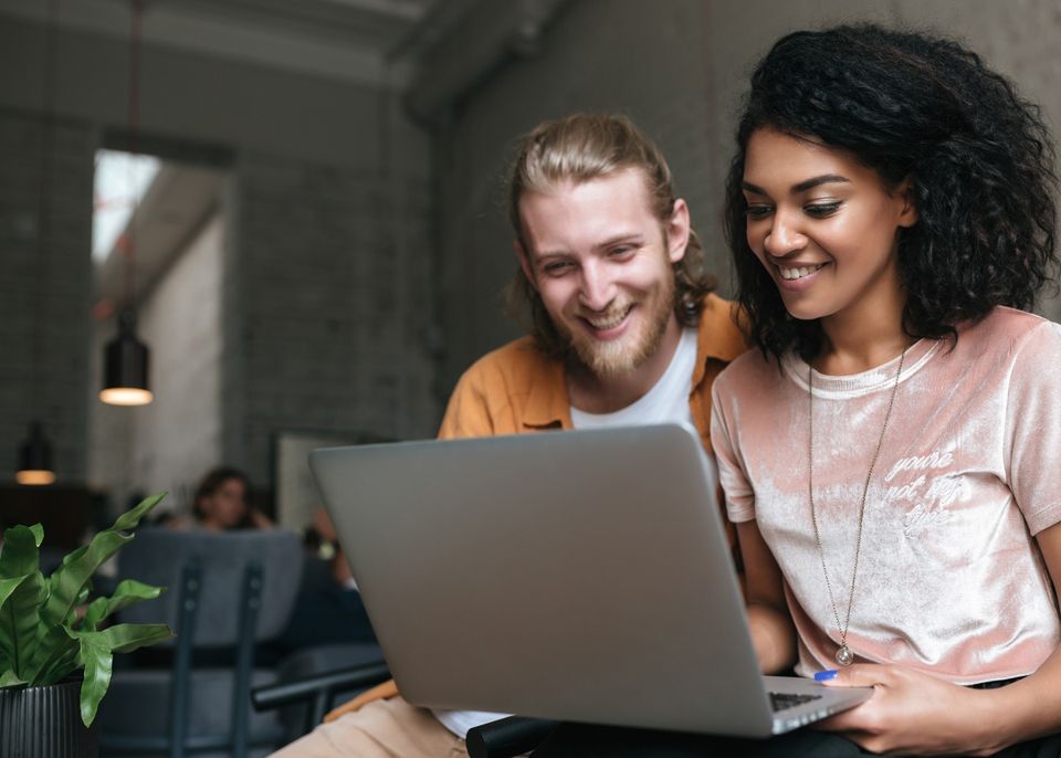 Mann und Frau sitzen am Laptop