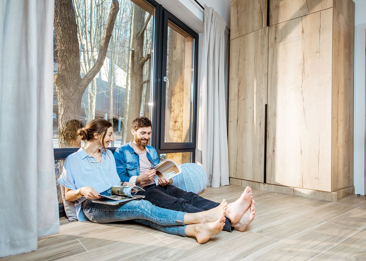 Paar sitzt auf Fußboden mit Fußbodenheizung
