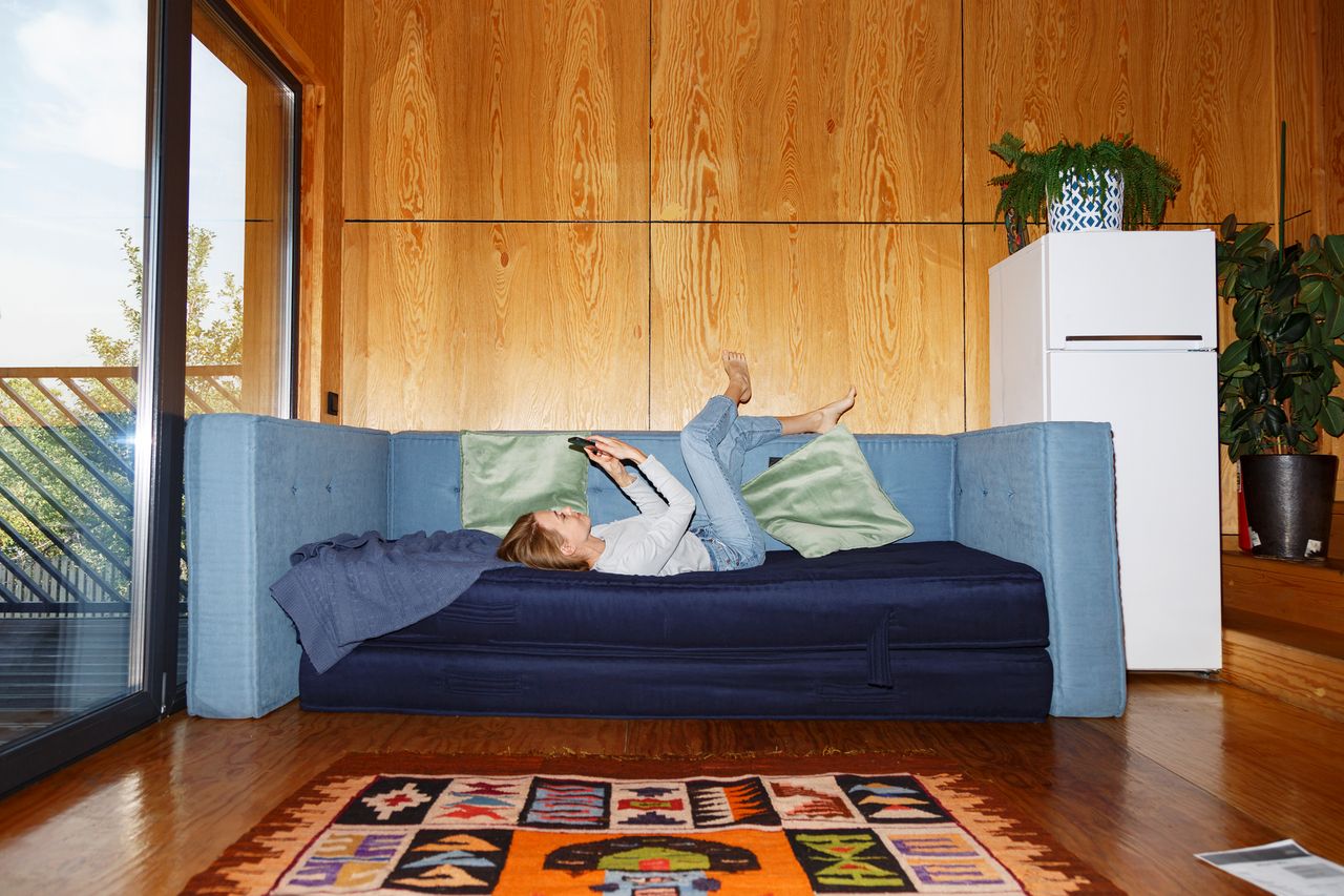 Frau auf Sofa mit Handy