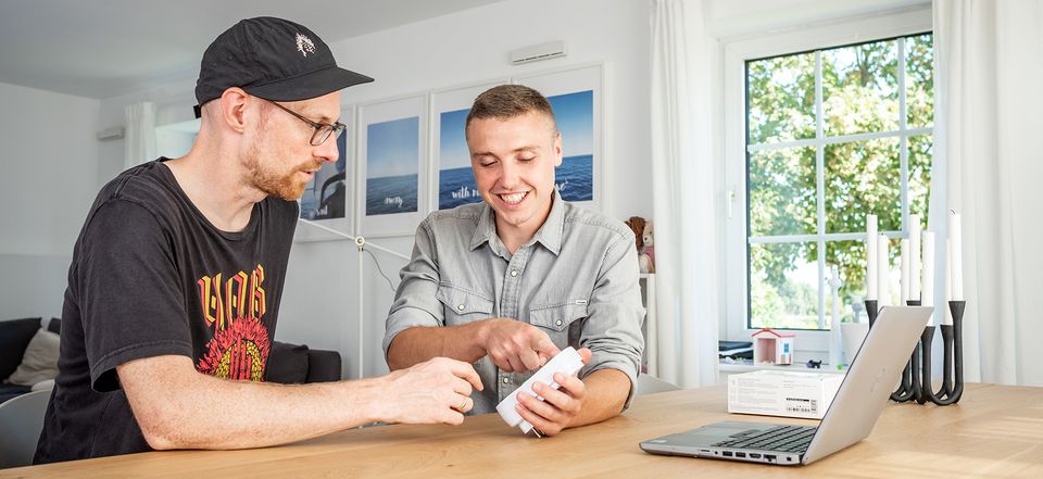 Johannes und Energieexperte Finn schauen auf Strommessgerät