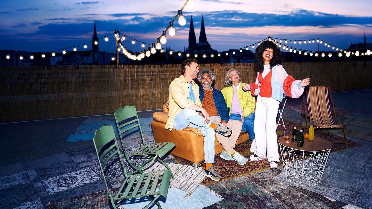 Von Moin bis spät: Vier Menschen vor der Abendkulisse von Lübeck