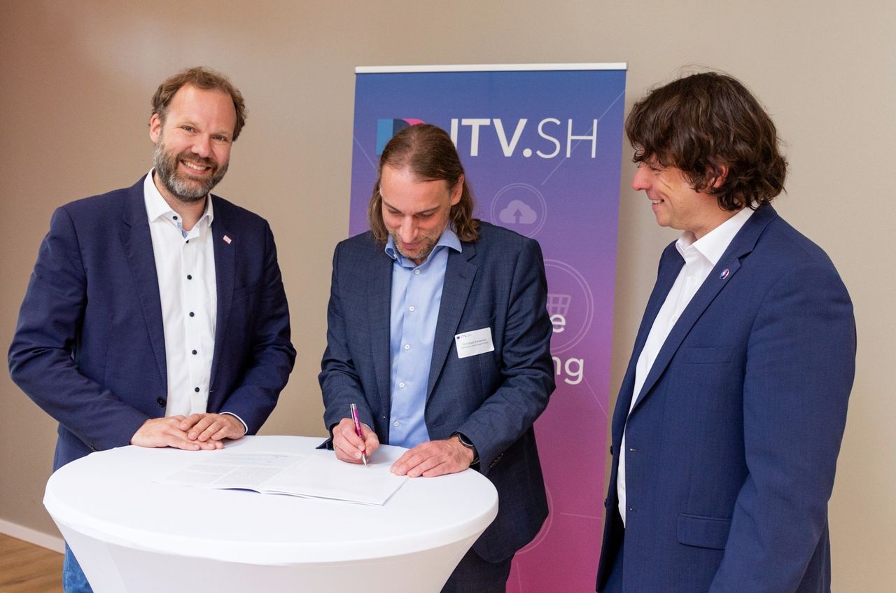 v.l.n.r :  Stefan Bohlen, Bürgermeister von Kaltenkirchen und Vorsitzender der Trägerversammlung des ITV.SH, Christoph Schweizer, COO der Stadtwerke Lübeck Gruppe, Matthi Bolte Richter, Geschäftsführer des ITV.SH