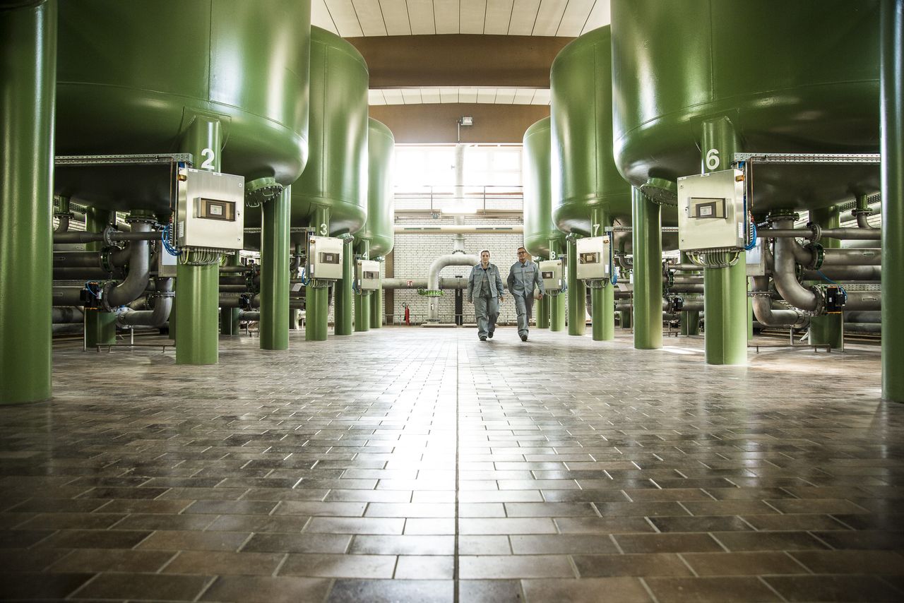 Personen laufen durch ein Wasserwerk