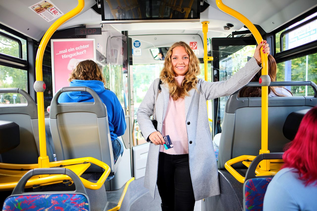 Frau im Bus mit Chipkarte