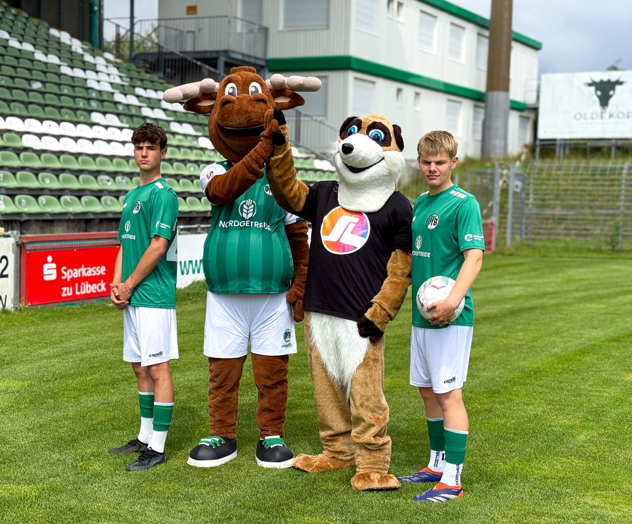 : VFB-Maskottchen Tore und SWL-Maskottchen Lübbi mit den Nachwuchsspieler Jonas Deckert (links) und David Schreyer (rechts)