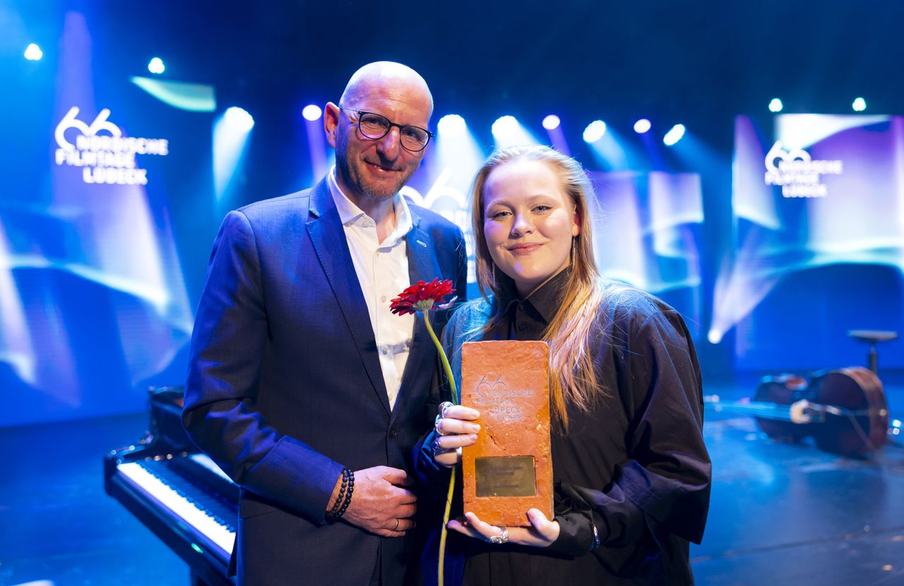 Jürgen Kellner und Katla Njálsdóttir bei der Überrreichung des Preis für den besten nordischen oder baltischen Kurzfilm 2024.