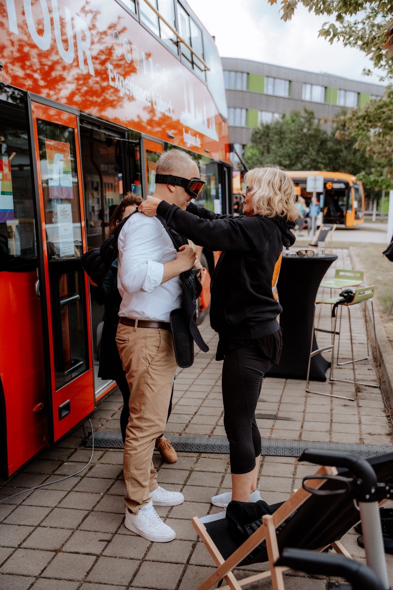 Jens Meier trägt einen Alterssimulationsanzug