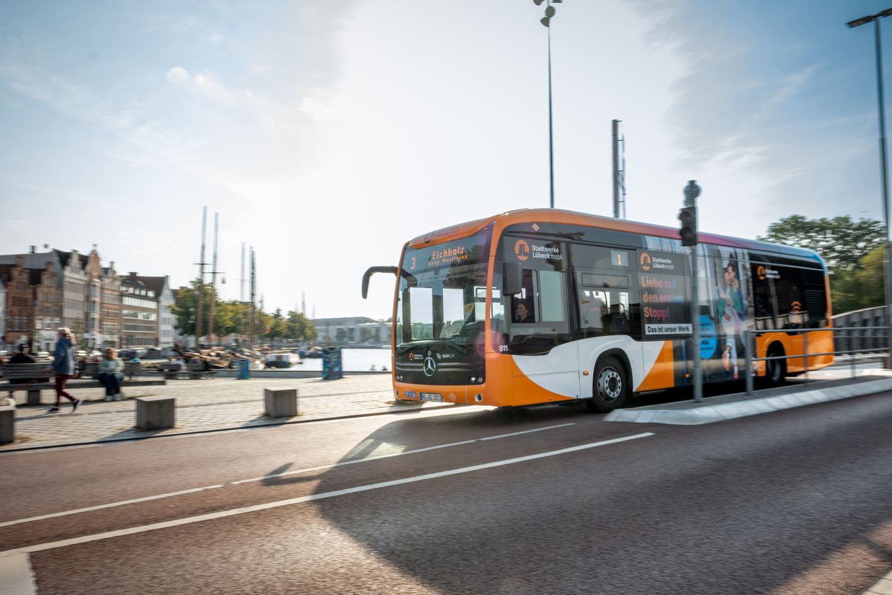 Bus der Stadtwerke Lübeck Mobil am Drehbrückenplatz