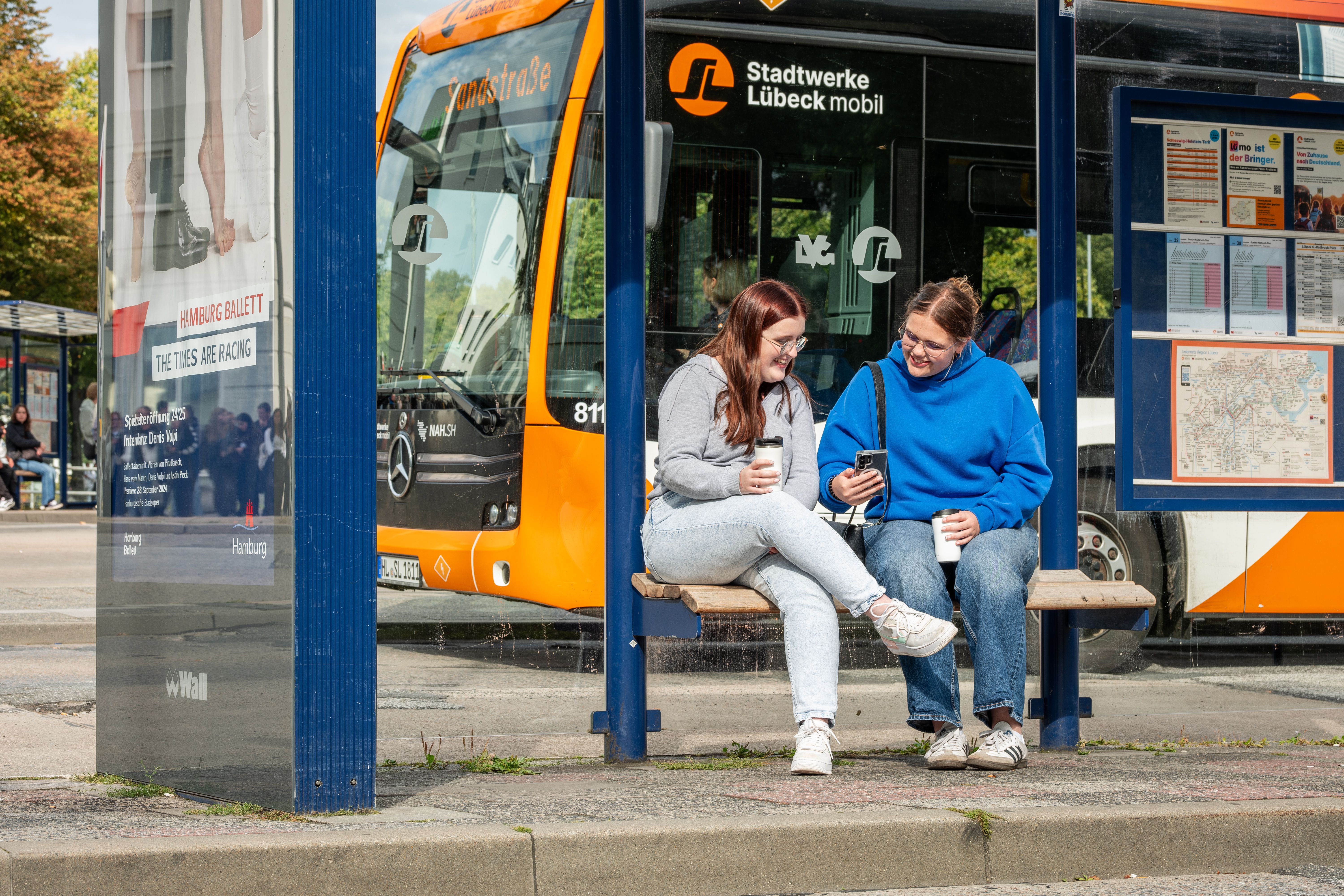 Mit Handy an der Bushaltestelle