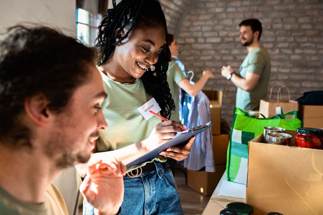Zwei Ehrenamtliche arbeiten zusammen in sozialer Einrichtung