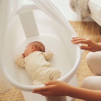 Cradle in airy white mesh - BabyBjörn