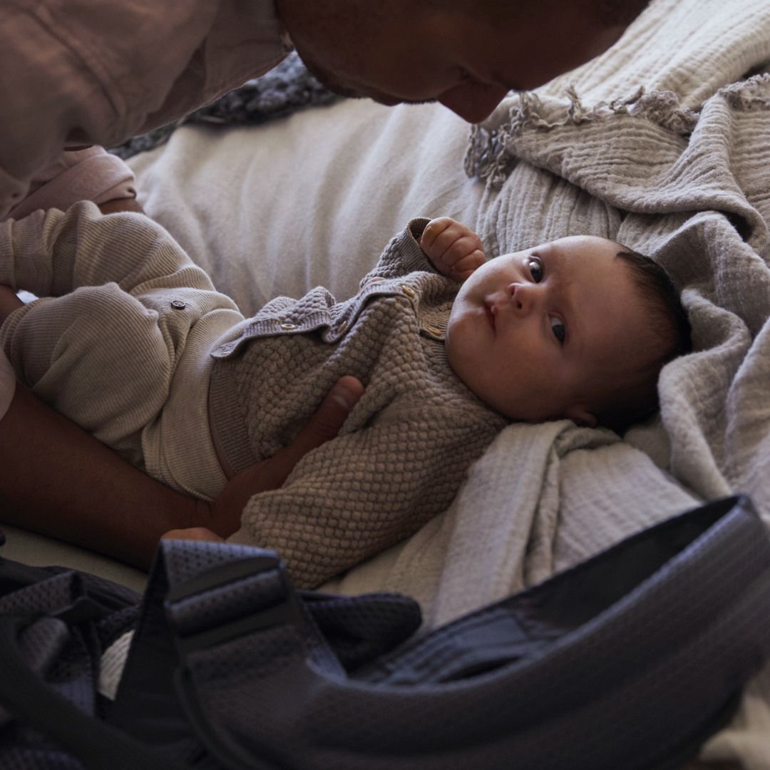 Un bebé entrena su cuello y desarrolla sus sentidos durante su primer año de vida.