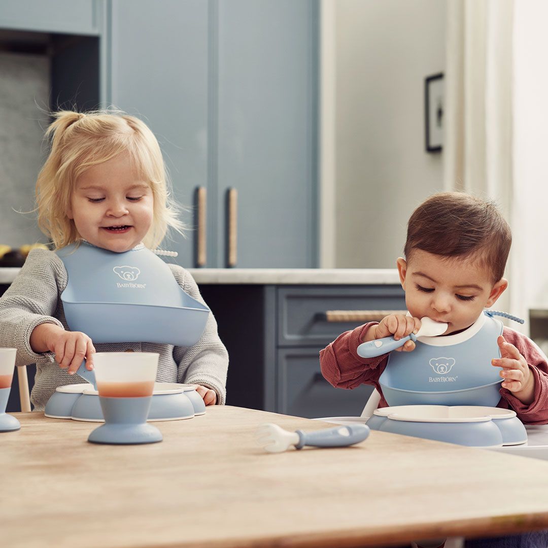 toddlers eating with BabyBjörn dinner set