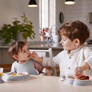 https://a.storyblok.com/f/187315/1080x1080/e4f93b7583/077004-dinnerware-set-light-gray-lifestyle-babybjorn-1-large.jpg/m/320x320/smart/