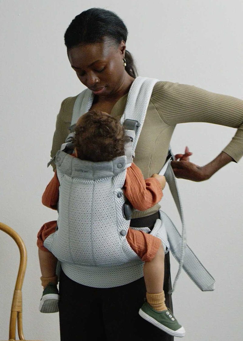 Pozitia ergonomica corecta in marsupiu BabyBjorn