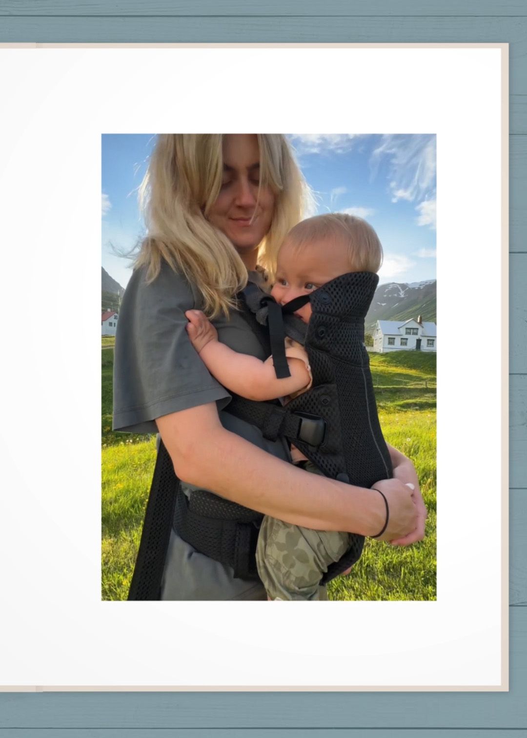 Baby Carrier in black mesh - mum and child