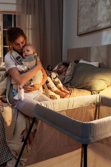 baby-carrier-harmony-cream-3d-mesh-travel-crib-light-silver-campaign-babybjorn-01