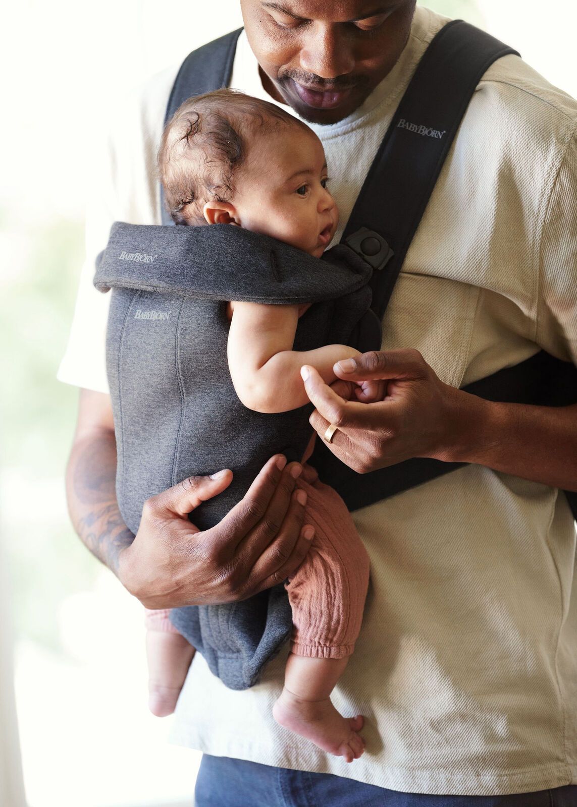 Baby Carrier Mini in dark grey 3D Jersey - BabyBjörn