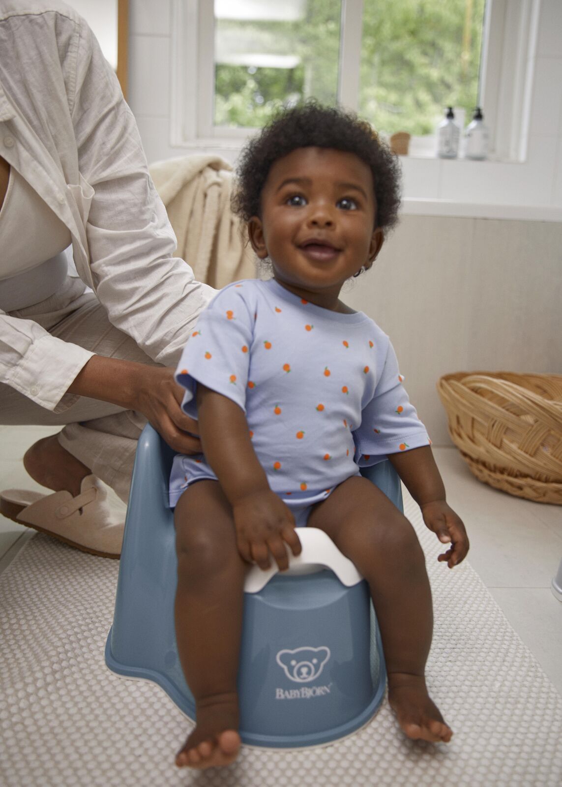 Potty chair in deep blue and white - BabyBjörn