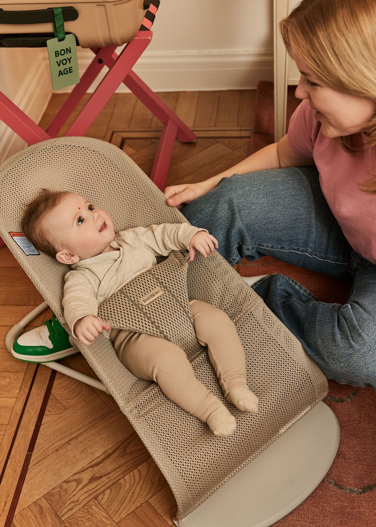 Bouncer Bliss in gray/beige mesh, traveling with a baby - BabyBjörn