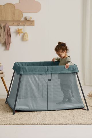 Travel Crib in dark green airy mesh including transport bag - BabyBjörn