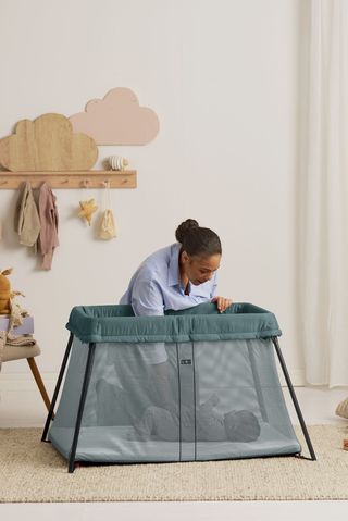 Travel Crib in dark green airy mesh including transport bag - BabyBjörn