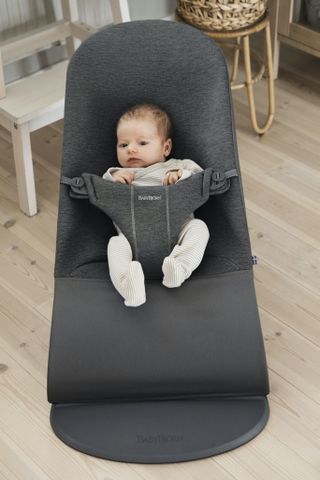 Baby bouncer best sale baby bjorn