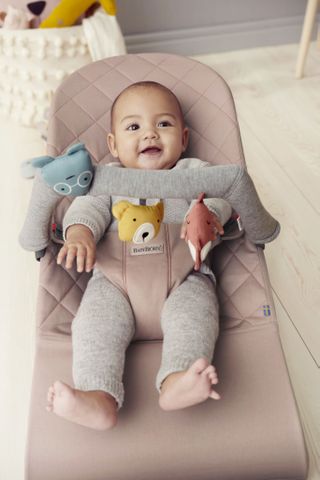 Bouncer Bundle with toy Dusty pink Cotton with toy bar Soft friends - BabyBjörn