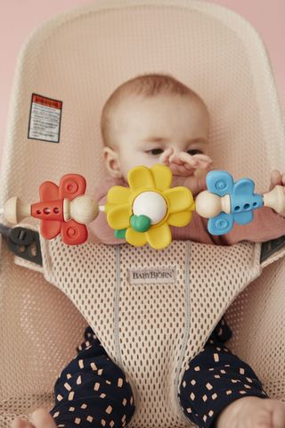 Bouncer Bundle with Toy Pearly pink - Mesh with Toy Flying friends BabyBjörn