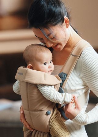 021038-baby-carrier-mini-beige-dark-gray-woven-video-babybjorn-5x7