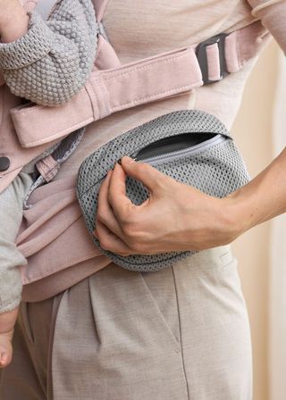 Pocket pouch for baby carrier in grey mesh - BabyBjörn