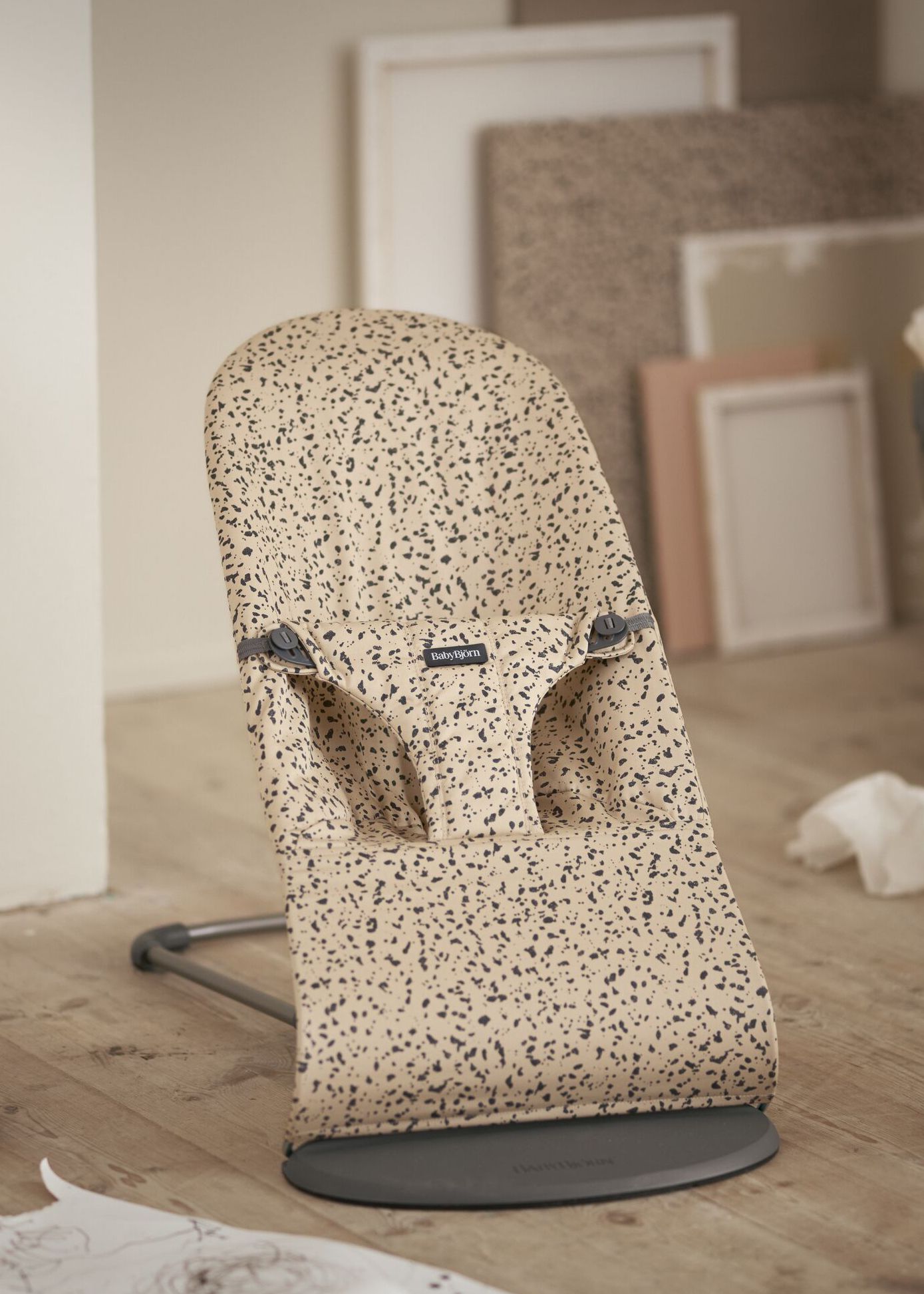 Bouncer Bliss in Beige/Dark Grey Print - Little Masterpieces by BabyBjörn