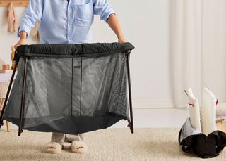 On a testé le Lit parapluie Light de BabyBjorn - Le Carnet d'Emma