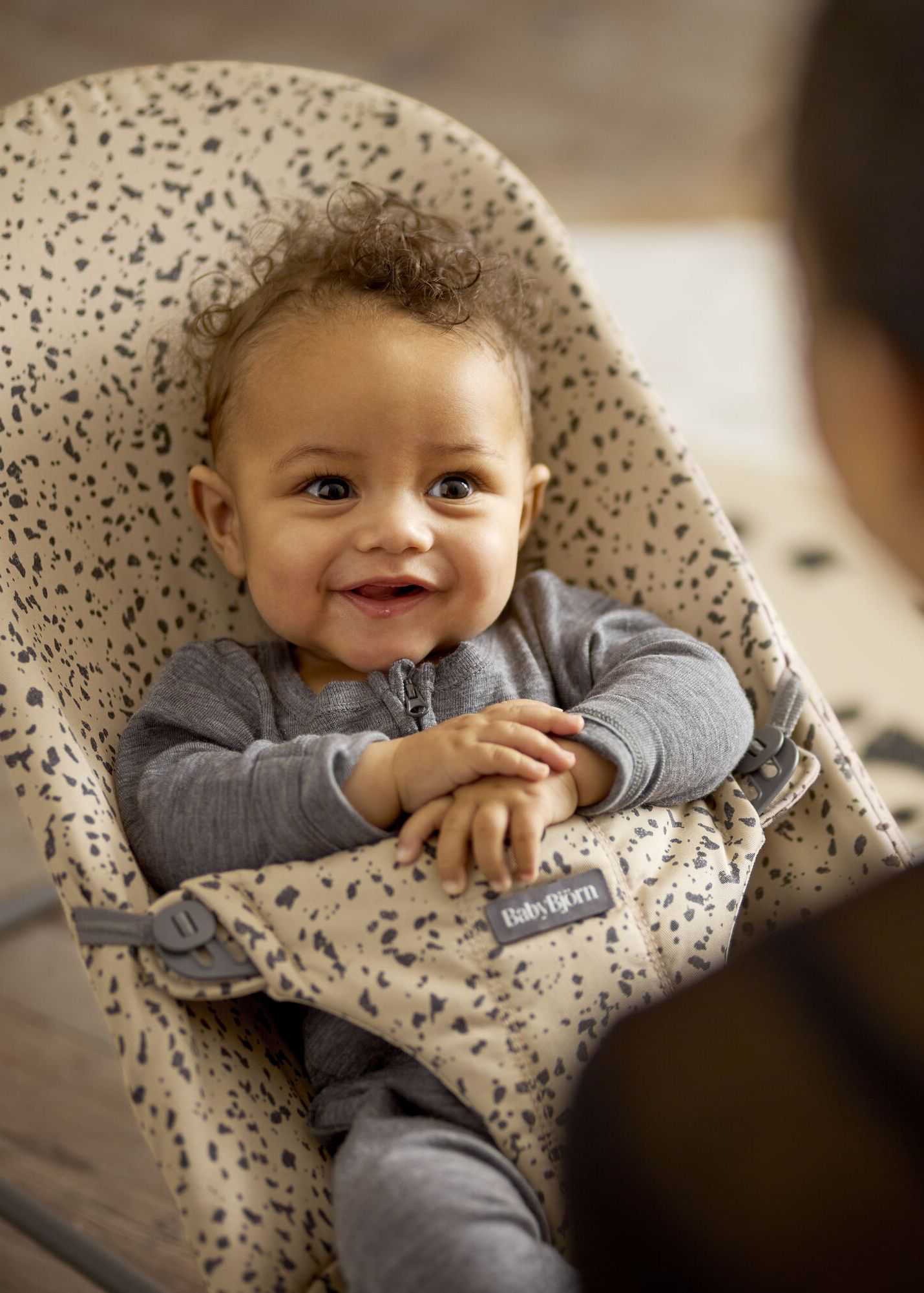 Bouncer Bliss in Beige/Dark Grey Print - Little Masterpieces by BabyBjörn