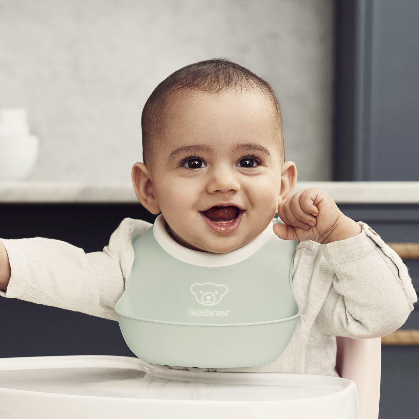 Your baby and food, small Baby Bib with deep spill pocket - BabyBjörn