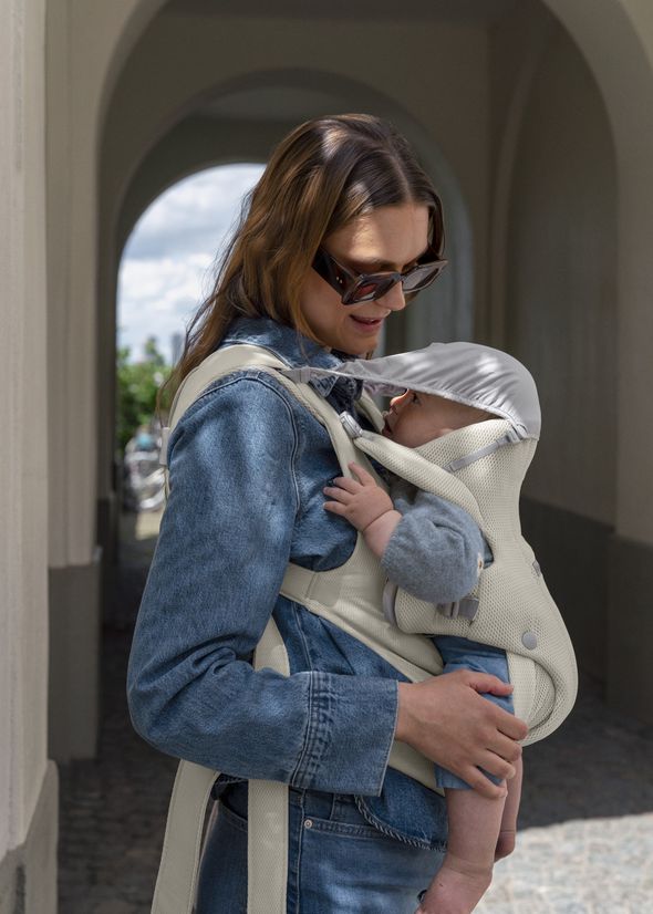 Baby Carrier Hold in cream airy mesh with integrated shade - BabyBjörn