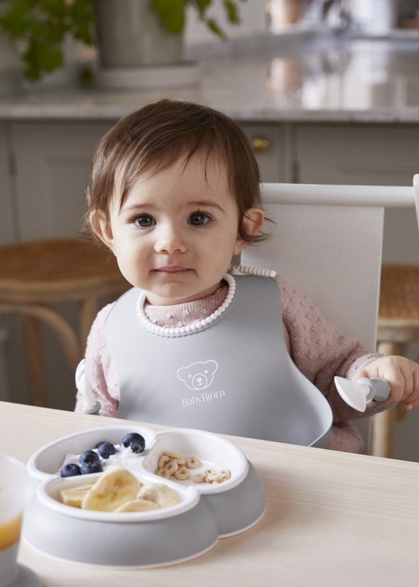 Baby Bib in gray with a big spill pocket - BabyBjörn