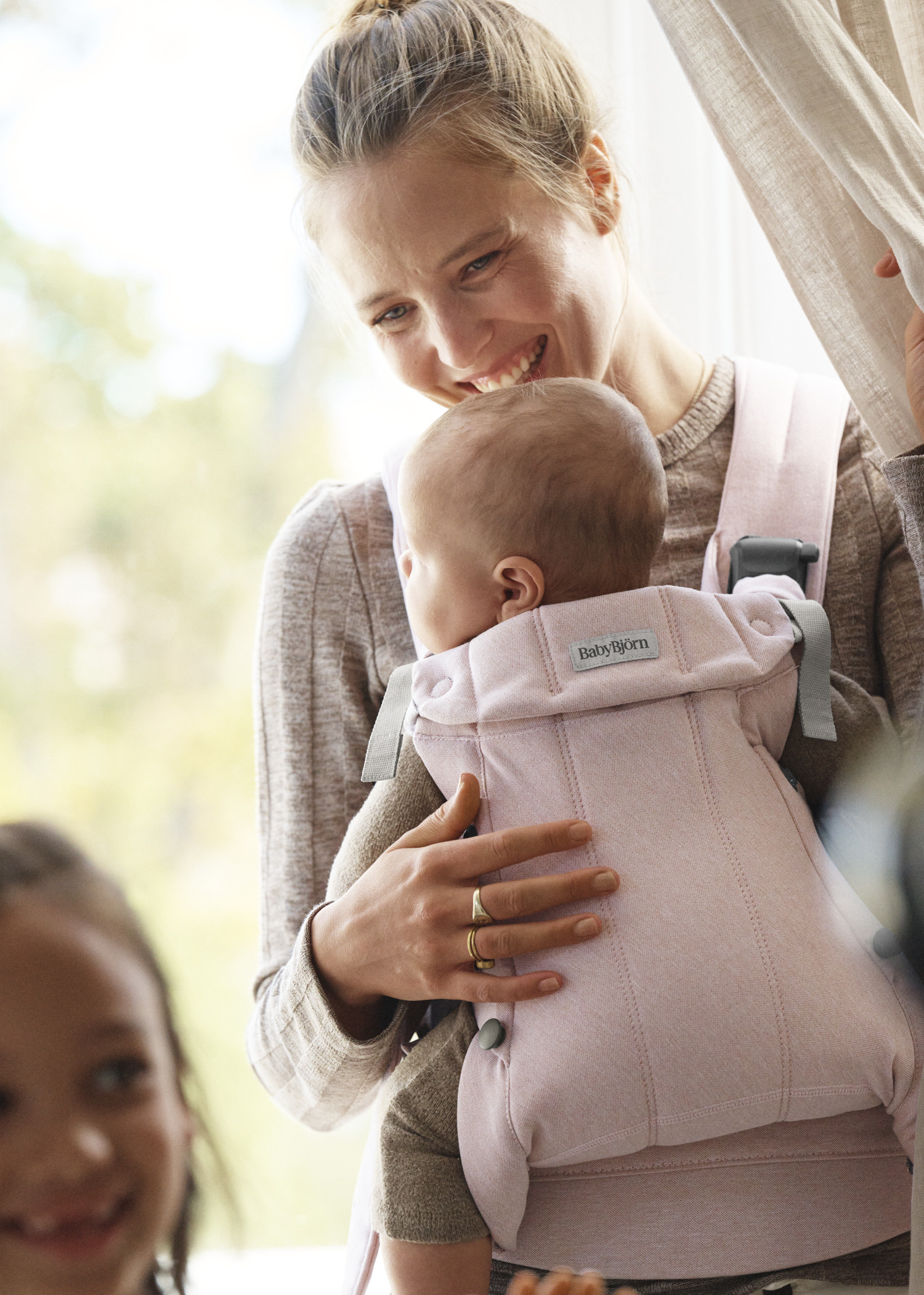Alternativ bild 1 för BabyBjörn Bärsele Harmony Woven (Light Pink Melange)