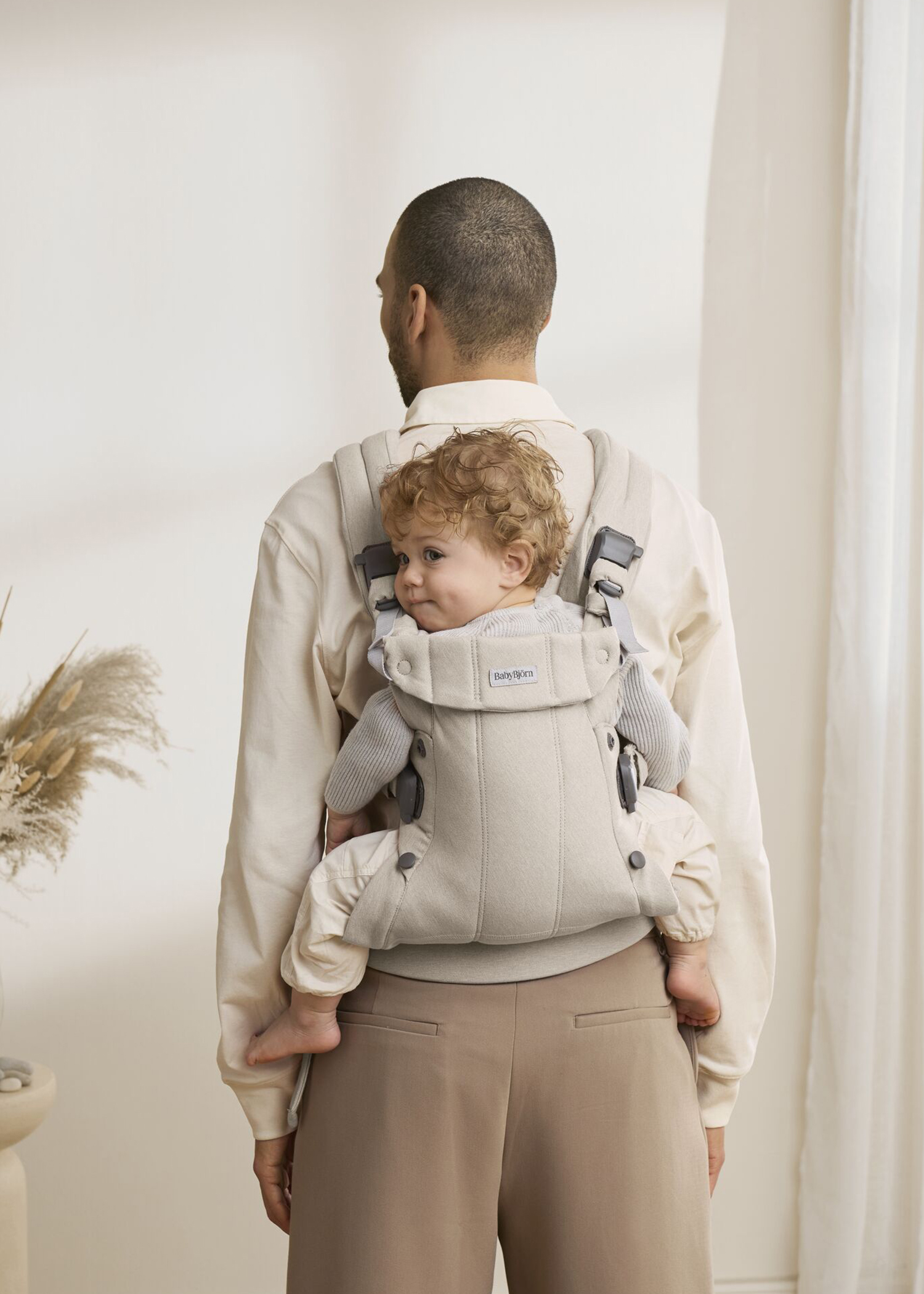 Baby Carrier Harmony—comfy, padded back support | BabyBjörn