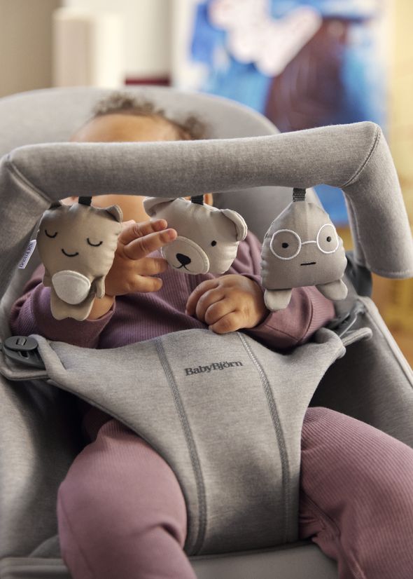 Bouncer Bliss in Sand grey 3D Jersey with soft friends toy bar in neutral beige colours - BabyBjörn