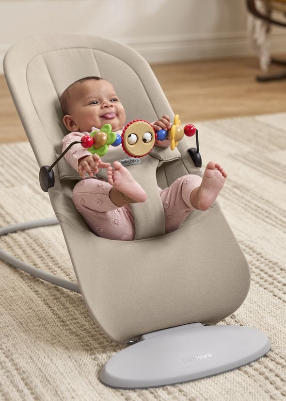 Bouncer Begin in sand grey brushed woven with toy bar googly eyes - BabyBjörn