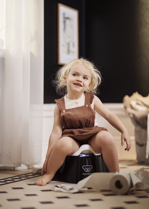 Potty Chair in black and white BPA-free plastic - BabyBjörn