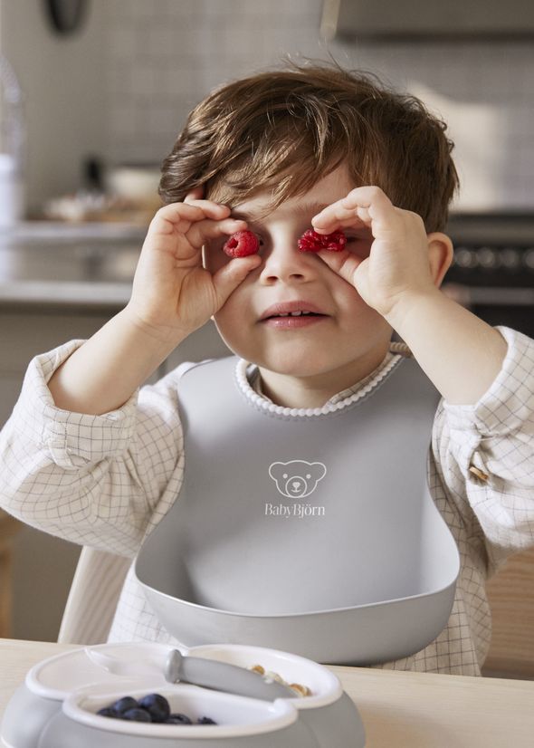 Baby Bib in gray with a big spill pocket - BabyBjörn