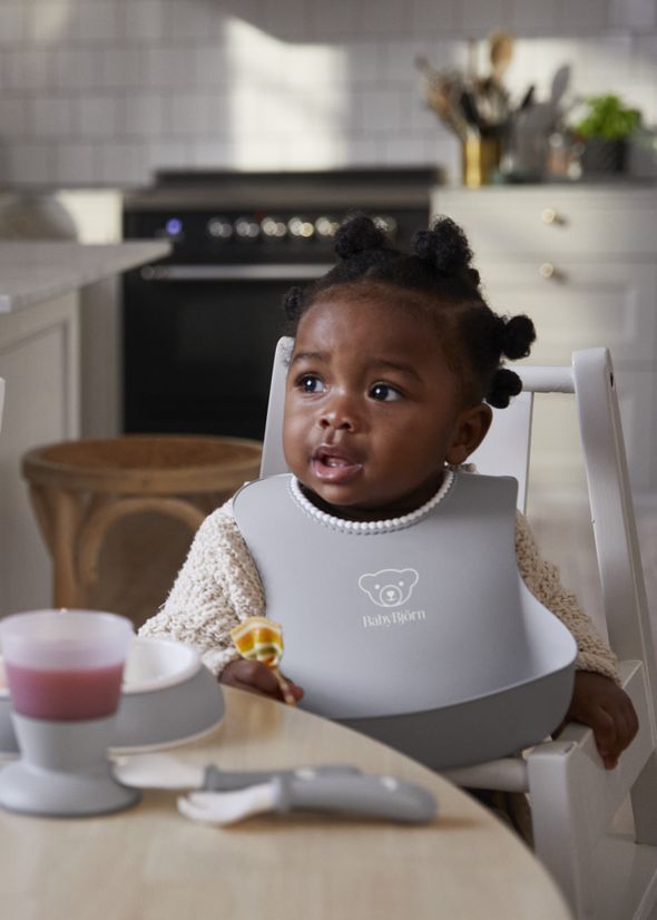 Dinnerware set in gray with baby plates, cup and cutlery and a bib with spill pocket - BabyBjörn