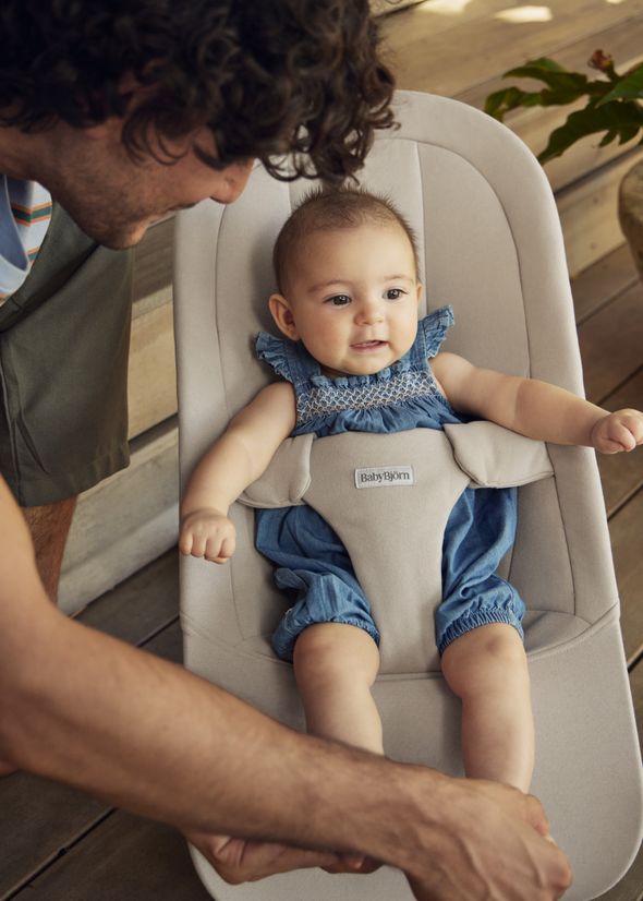 Bouncer Begin in sand grey brushed woven - BabyBjörn