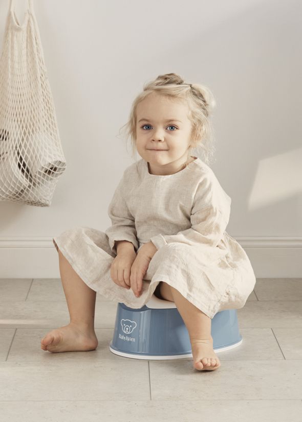 Smart potty in deep blue and white BPA free plastic - BabyBjörn